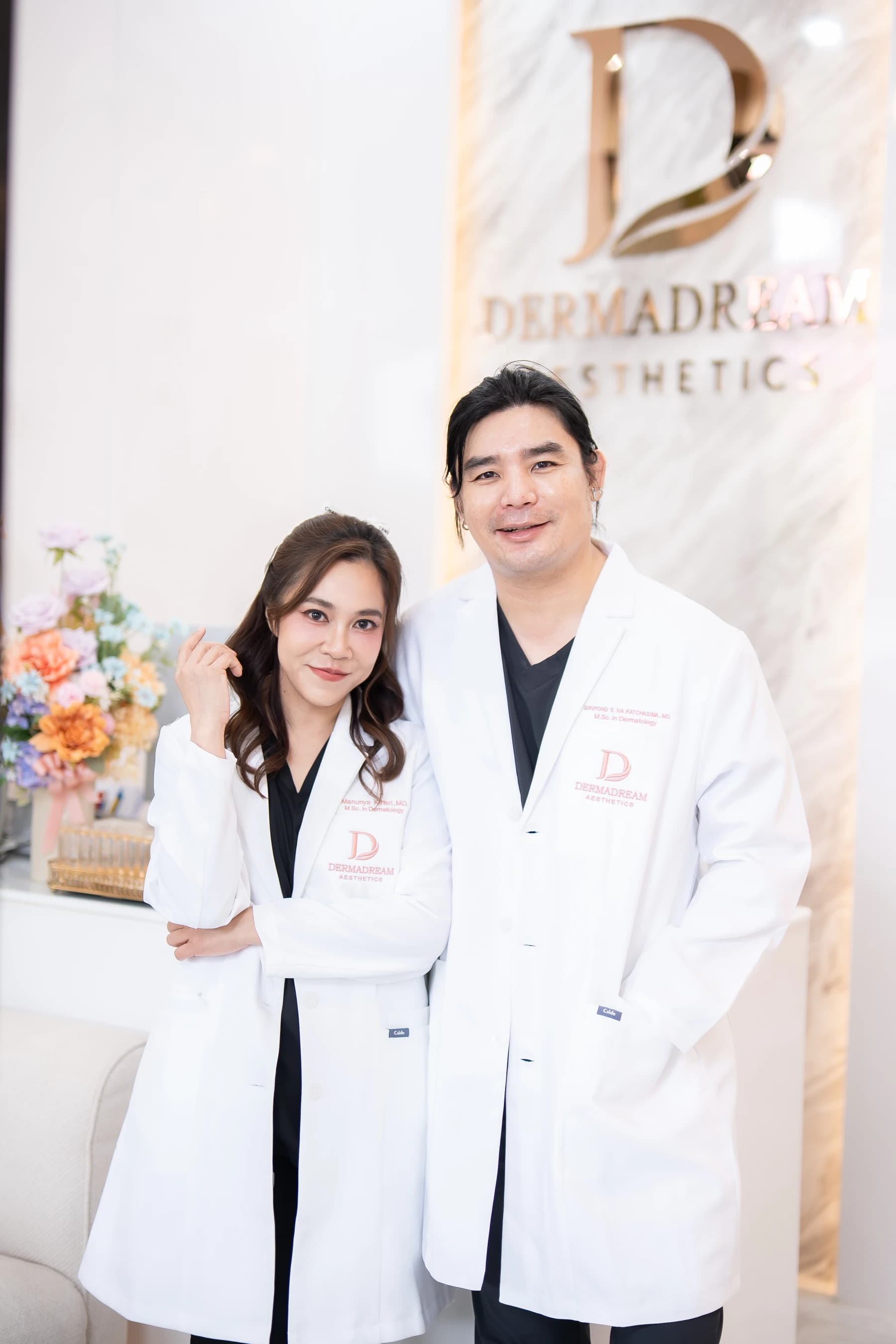 หมอจิ๊บด้านซ้ายและหมอโจ๊กด้านขวา ทีมแพทย์ที่คลินิก DermaDream