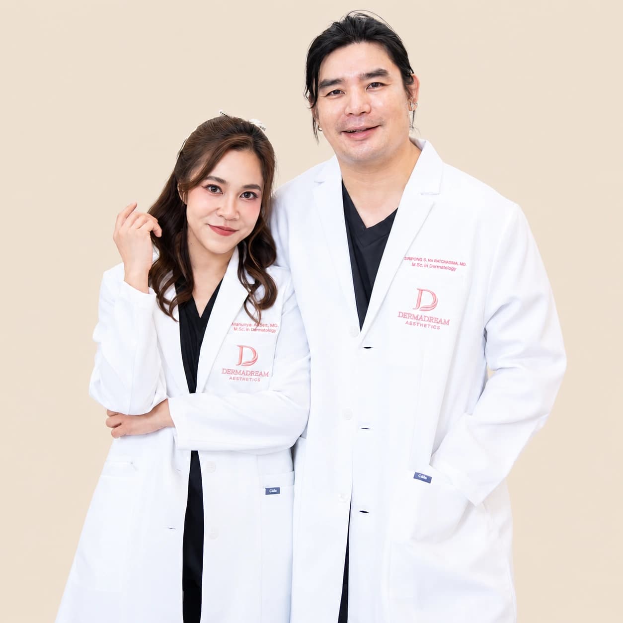 หมอจิ๊บอยู่ด้านซ้าย หมอโจ๊กอยู่ด้านขวา ทีมแพทย์ DermaDream บนพื้นหลังสีครีม
